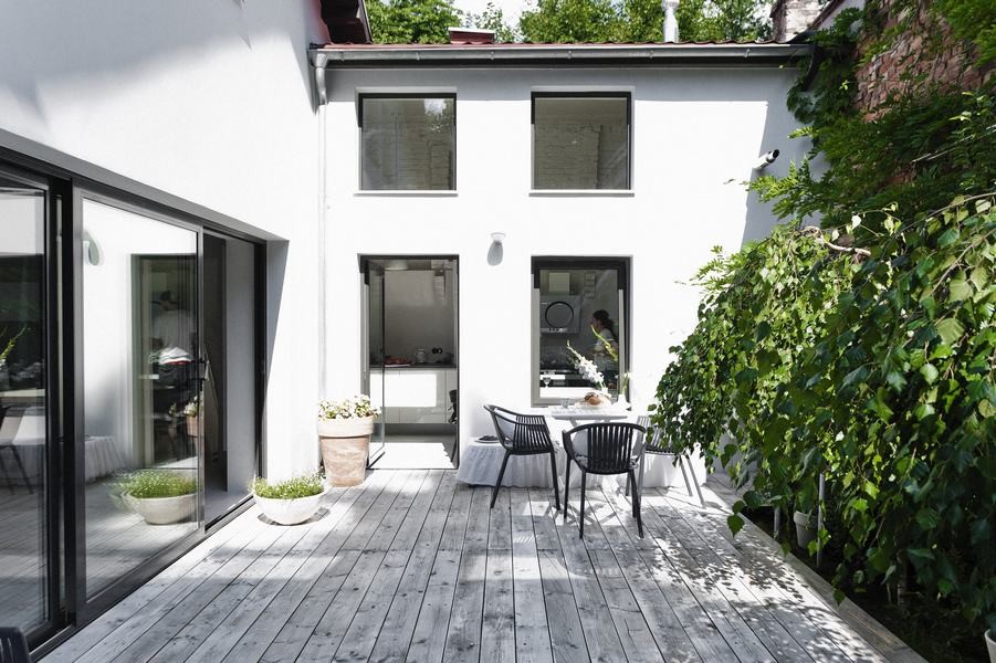 Design ideas for a large scandi courtyard patio in Other.