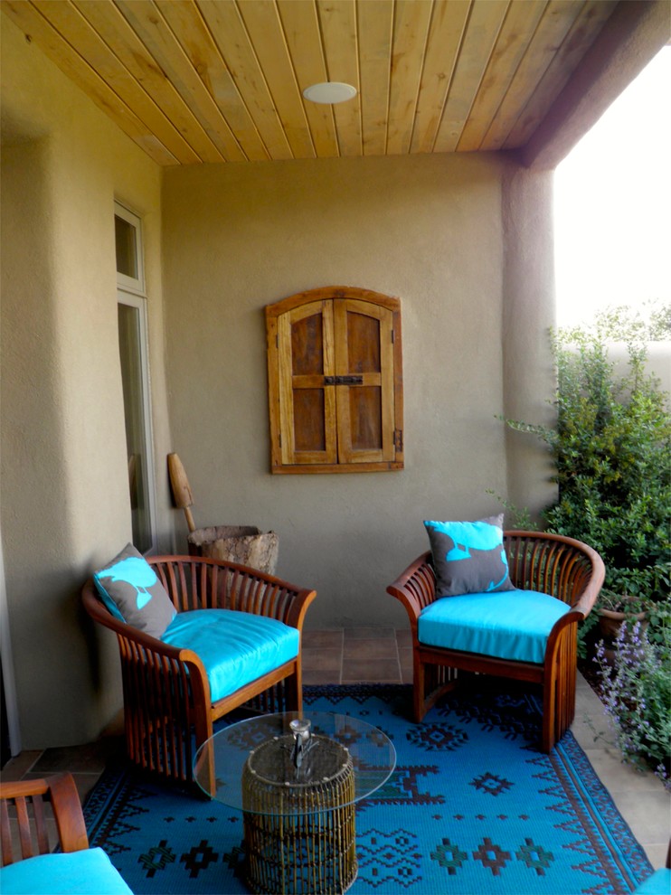 Esempio di un patio o portico american style nel cortile laterale con cemento stampato e un tetto a sbalzo