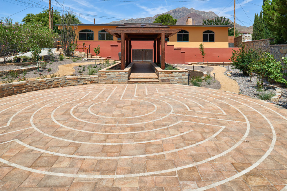 Cette photo montre un jardin potager et terrasse arrière chic avec des pavés en béton et un gazebo ou pavillon.