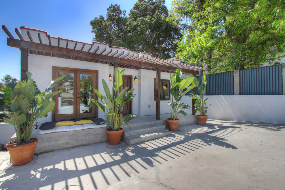 Kleiner Stilmix Patio mit Kübelpflanzen und Betonplatten in Los Angeles