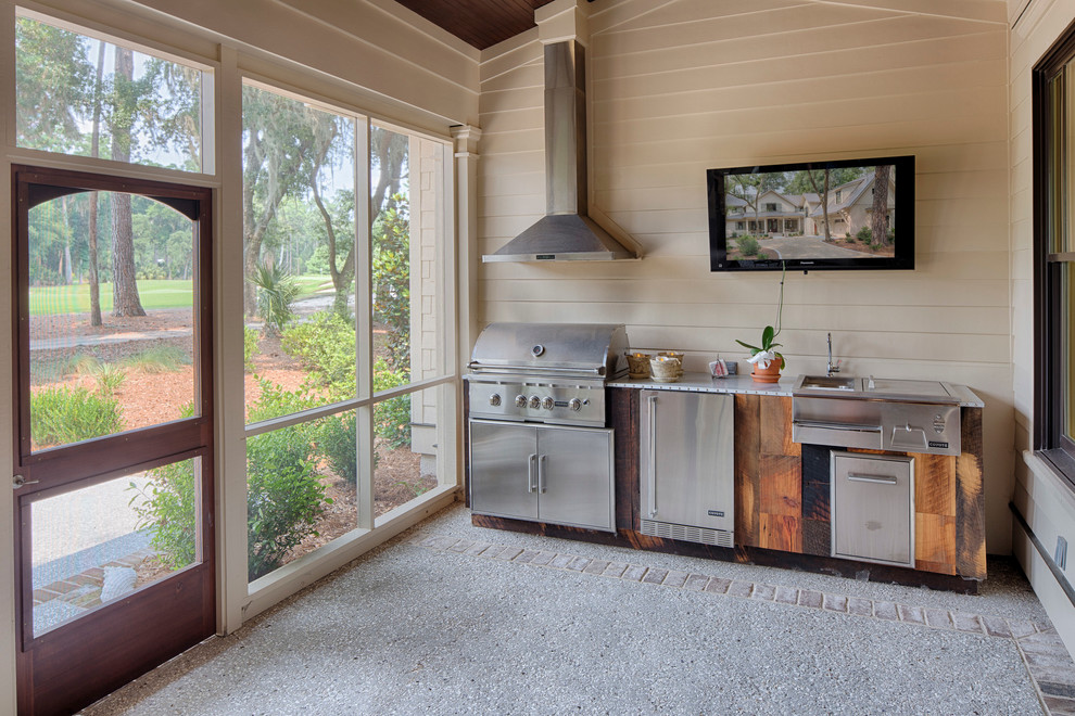 Cette image montre une terrasse arrière rustique de taille moyenne avec une cuisine d'été et une extension de toiture.
