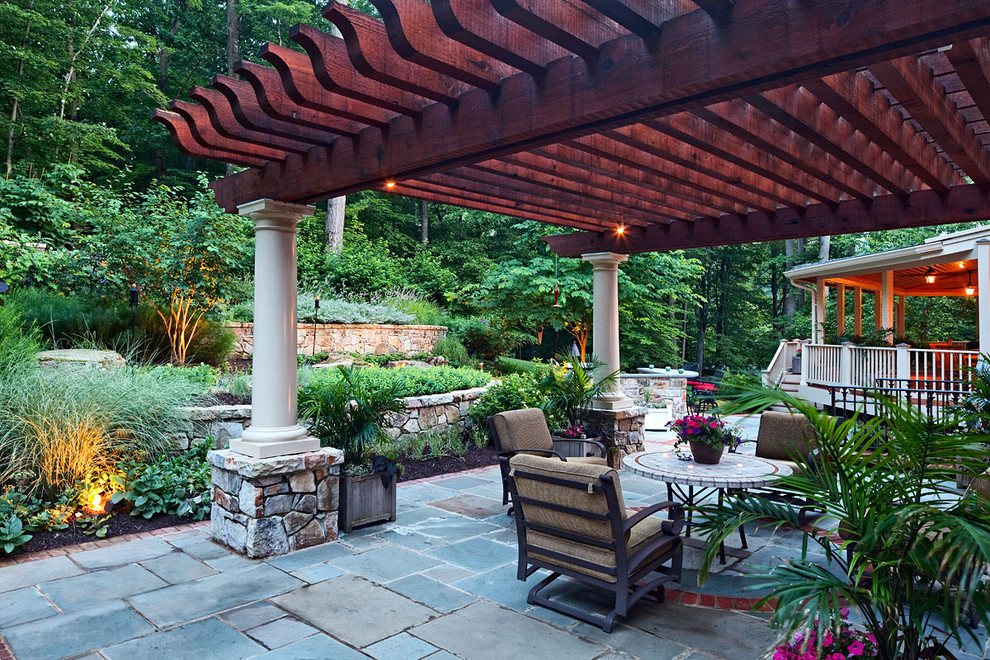 Immagine di un patio o portico tradizionale di medie dimensioni e dietro casa con una pergola e pavimentazioni in cemento
