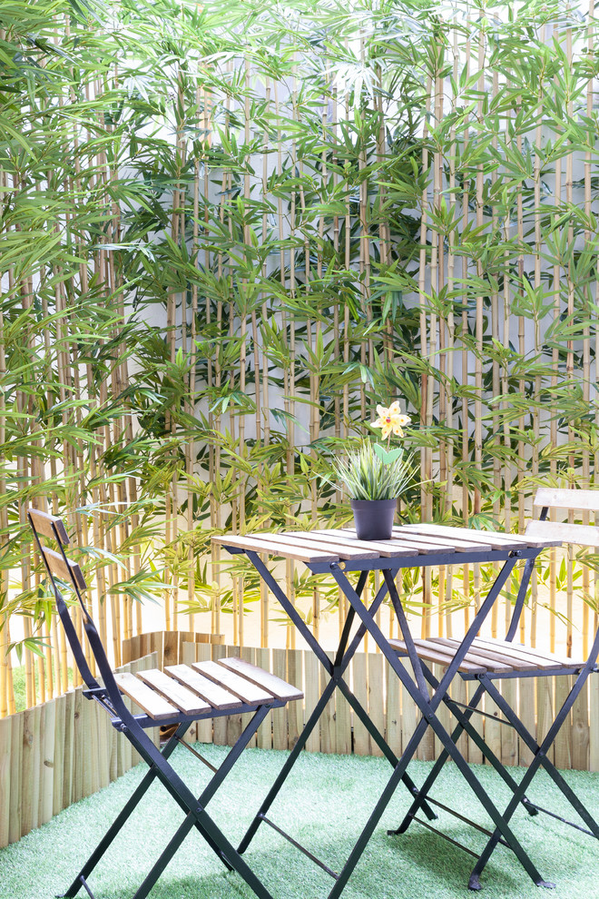 Kleiner, Unbedeckter Nordischer Patio im Innenhof mit Kübelpflanzen in Madrid