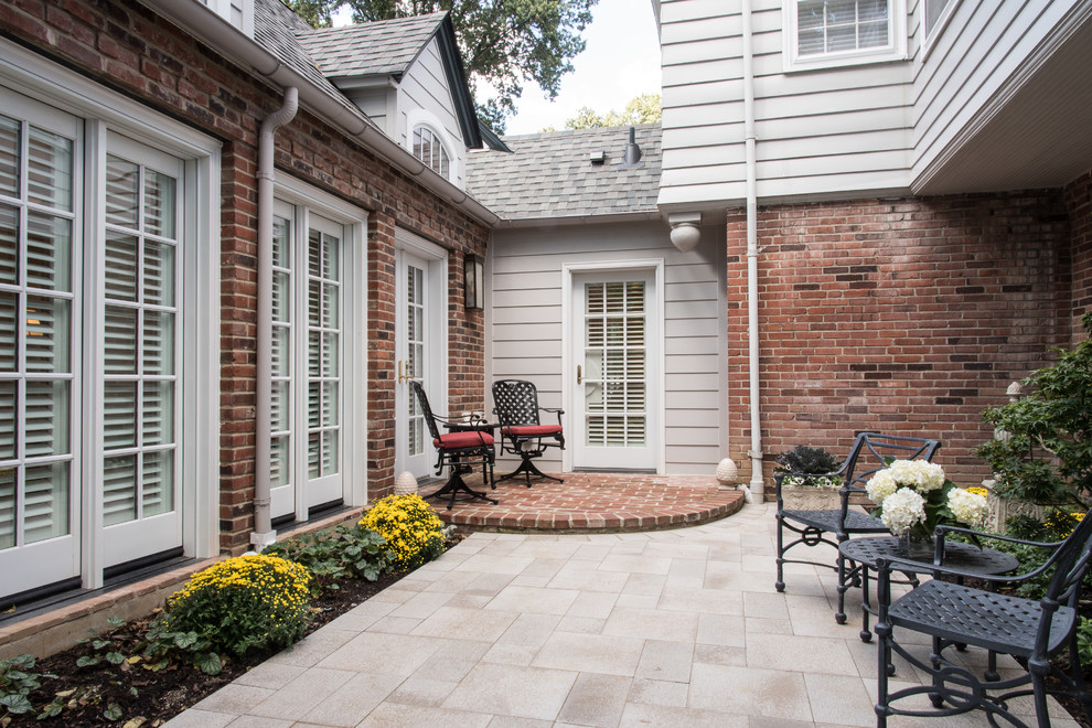Foto de patio clásico de tamaño medio sin cubierta en patio con adoquines de piedra natural