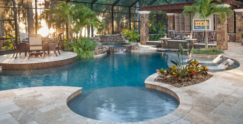 Foto di una piscina stile rurale di medie dimensioni e dietro casa con pavimentazioni in pietra naturale