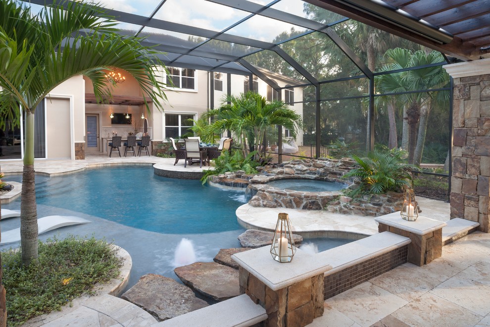 Mittelgroße Rustikale Pergola hinter dem Haus mit Outdoor-Küche und Natursteinplatten in Tampa