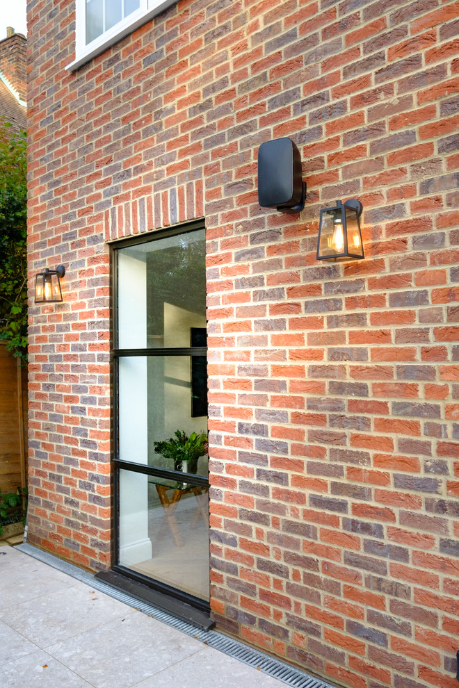 Immagine di un patio o portico design dietro casa con pavimentazioni in cemento