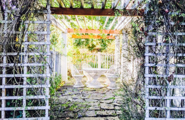Idee per un patio o portico rustico in cortile con pavimentazioni in pietra naturale