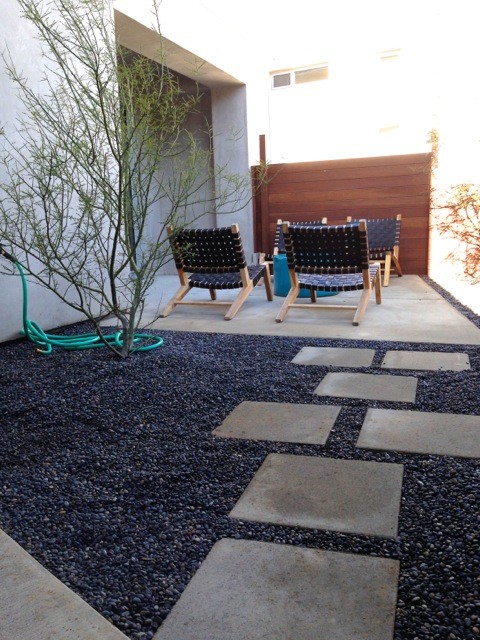 Réalisation d'une terrasse minimaliste de taille moyenne avec du gravier.