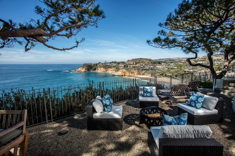 Mittelgroßer, Unbedeckter Maritimer Patio mit Kies hinter dem Haus in Orange County