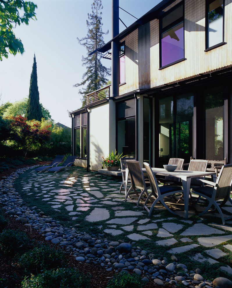 Стильный дизайн: двор в современном стиле с покрытием из каменной брусчатки без защиты от солнца - последний тренд