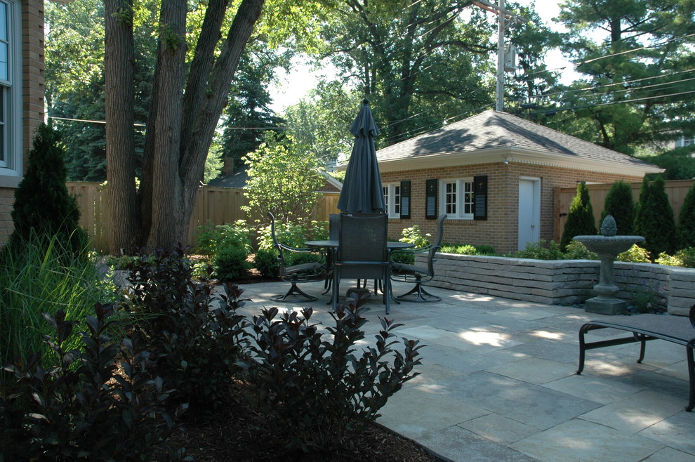 Стильный дизайн: двор среднего размера на заднем дворе в классическом стиле с покрытием из каменной брусчатки без защиты от солнца - последний тренд