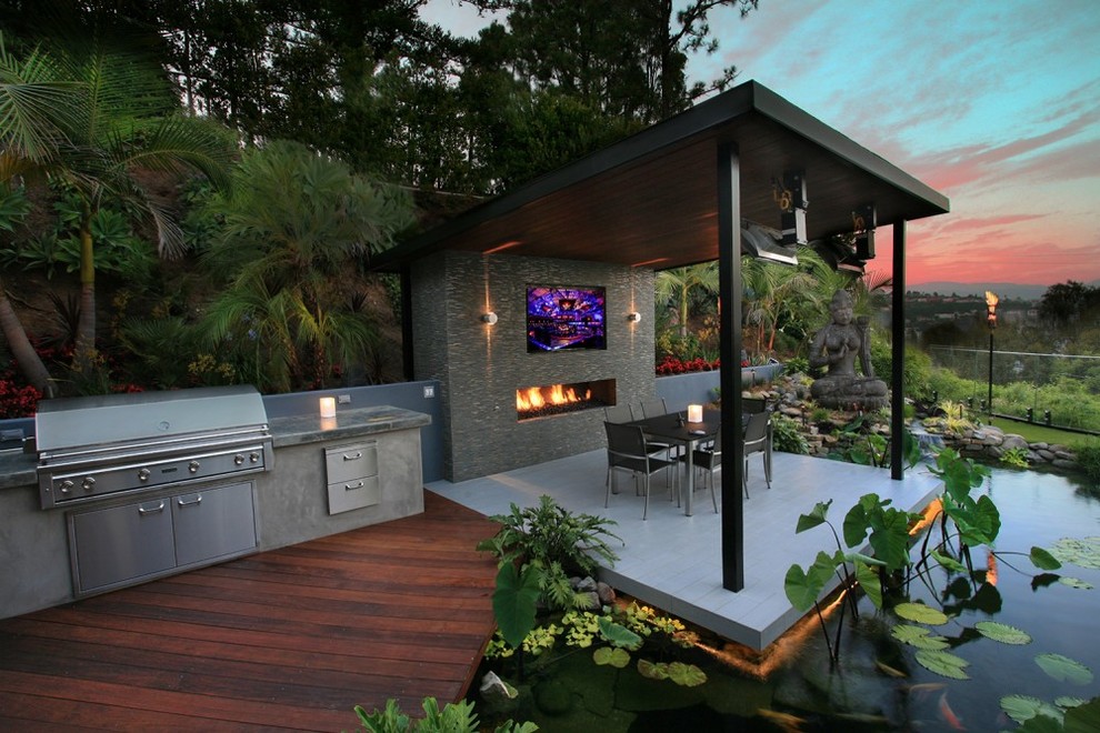 Пример оригинального дизайна: большая беседка во дворе частного дома на заднем дворе в современном стиле с летней кухней и настилом