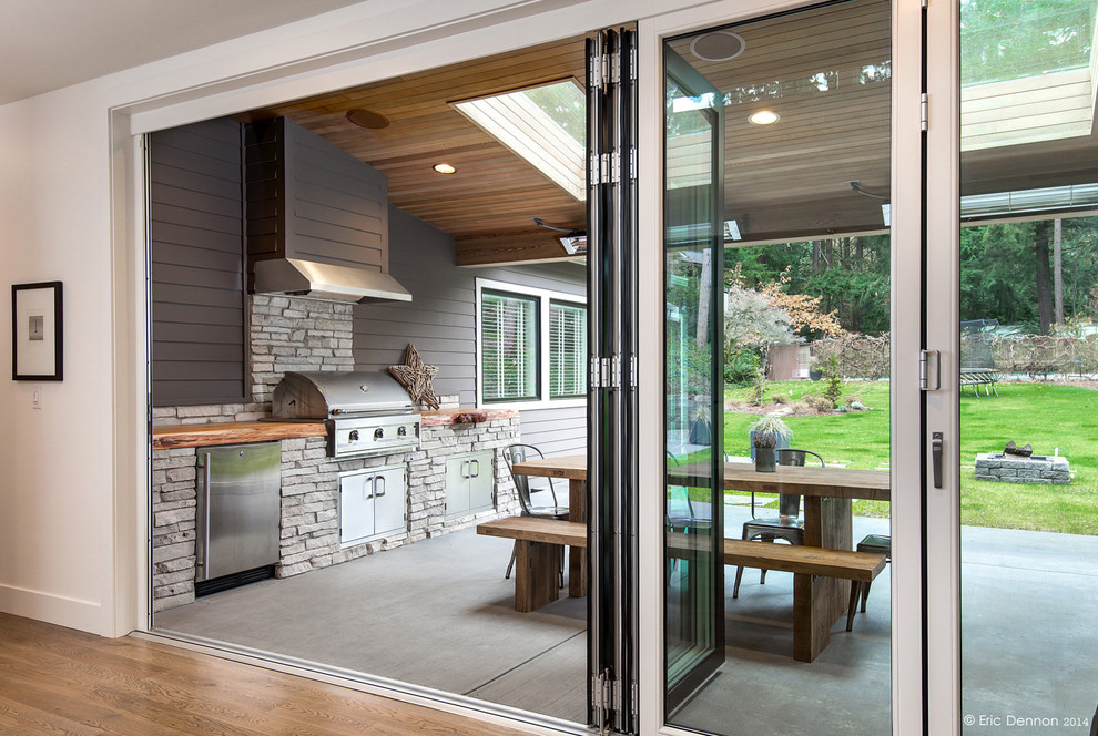Überdachter, Großer Moderner Patio hinter dem Haus mit Outdoor-Küche und Betonplatten in Seattle