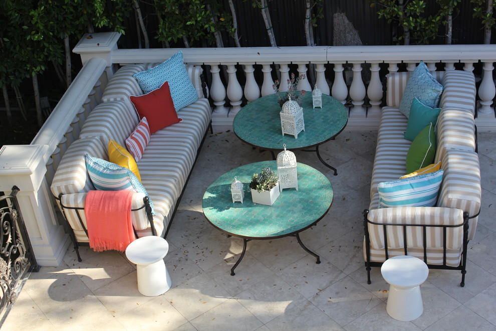 Стильный дизайн: двор в средиземноморском стиле с покрытием из плитки без защиты от солнца - последний тренд