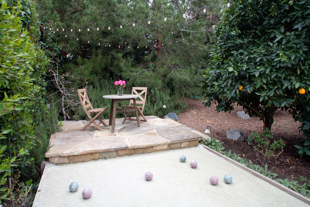 Inspiration for a classic courtyard patio in Los Angeles with gravel.