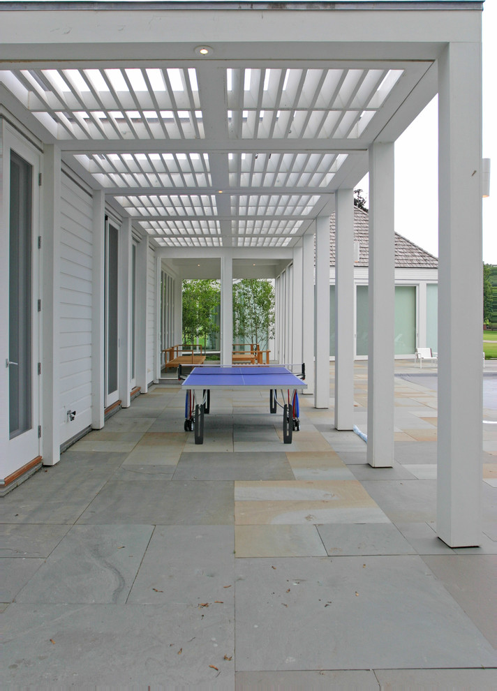 Идея дизайна: большой двор на заднем дворе в стиле неоклассика (современная классика) с мощением тротуарной плиткой