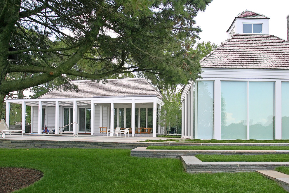 ミルウォーキーにある高級な広いトランジショナルスタイルのおしゃれな裏庭のテラス (コンクリート敷き	) の写真