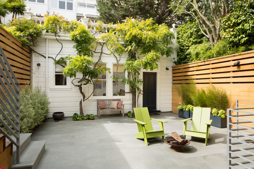 Идея дизайна: большой двор на внутреннем дворе в современном стиле с растениями в контейнерах и покрытием из каменной брусчатки без защиты от солнца