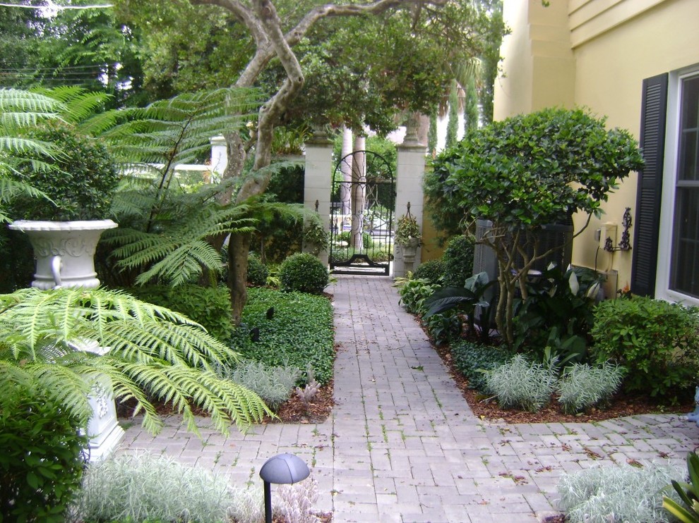 Свежая идея для дизайна: двор на заднем дворе в викторианском стиле - отличное фото интерьера