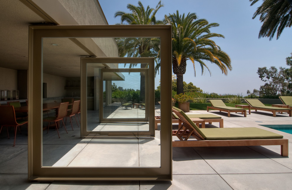 Imagen de patio minimalista sin cubierta con losas de hormigón