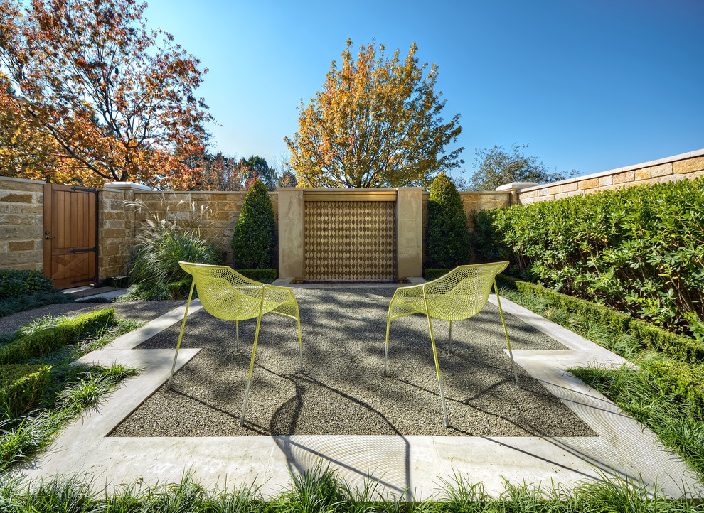 Inspiration for a traditional patio in Dallas with gravel and a water feature.