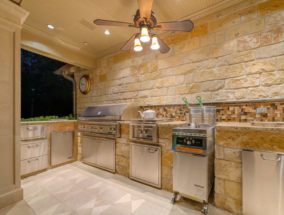 Пример оригинального дизайна: двор в классическом стиле с летней кухней и покрытием из плитки
