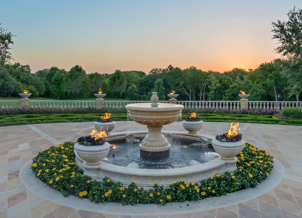 Design ideas for a traditional patio in Dallas with a water feature.