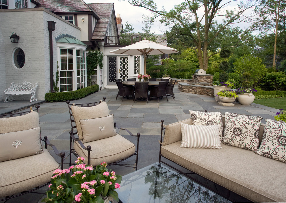 На фото: большой двор на заднем дворе в классическом стиле с покрытием из каменной брусчатки