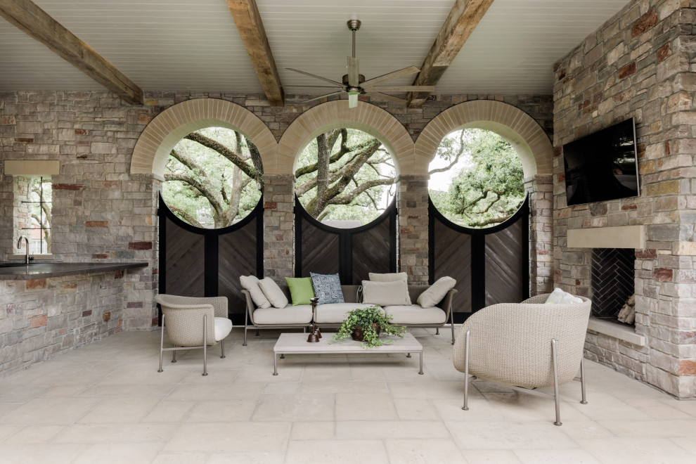 Imagen de patio clásico renovado en anexo de casas con chimenea