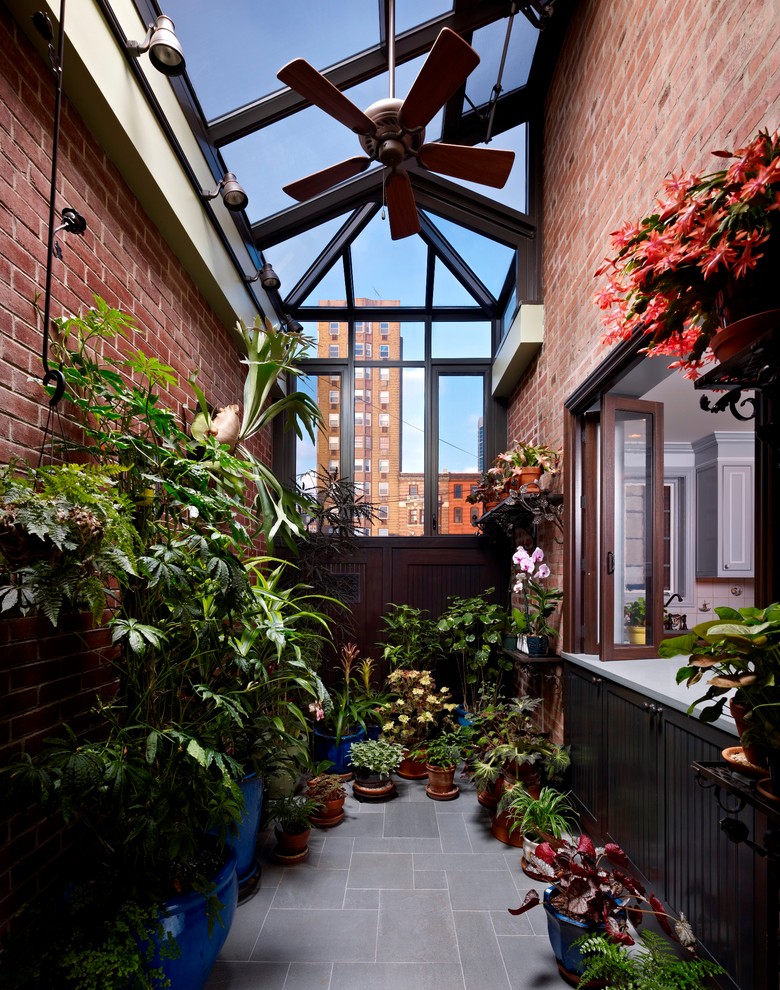 На фото: двор в классическом стиле с растениями в контейнерах и навесом