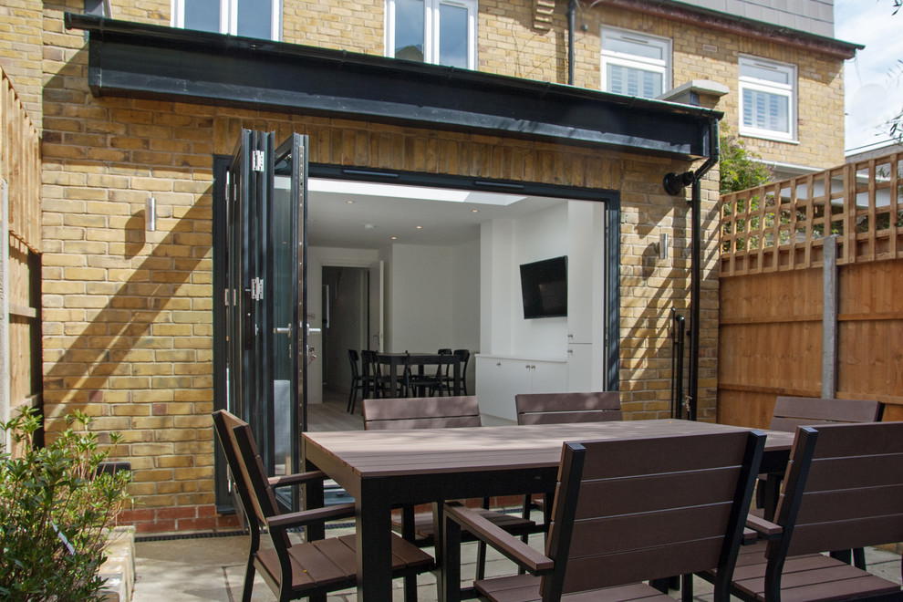 Minimalist patio photo in London