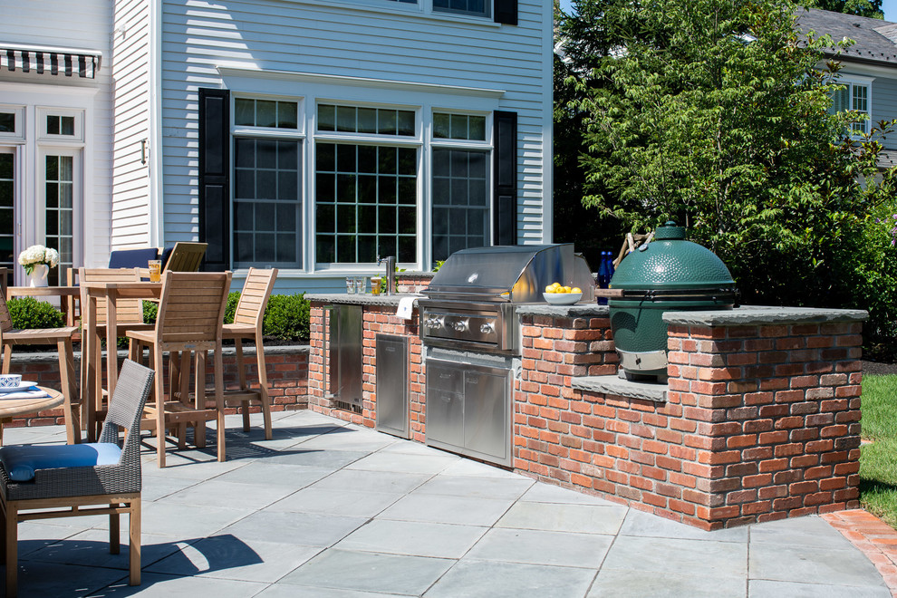 На фото: большой двор на заднем дворе в классическом стиле с летней кухней и мощением клинкерной брусчаткой без защиты от солнца