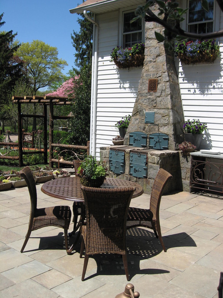 Kleiner Klassischer Patio hinter dem Haus mit Natursteinplatten und Grillplatz in Newark