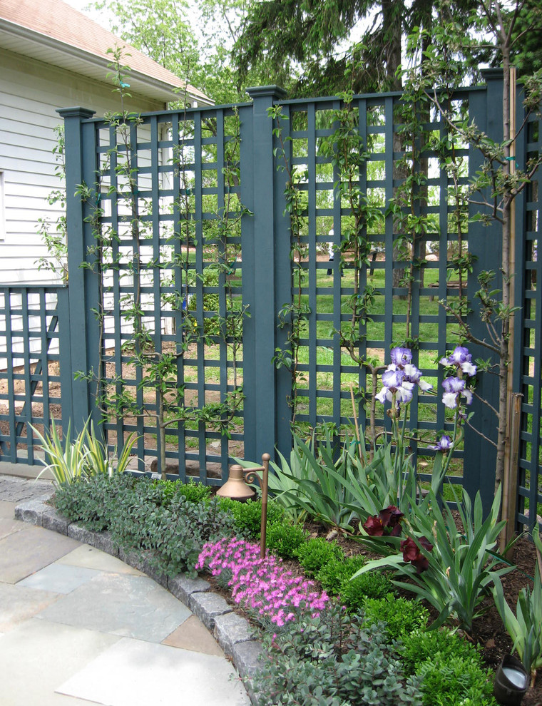 Kleiner Klassischer Patio hinter dem Haus mit Outdoor-Küche und Natursteinplatten in Newark