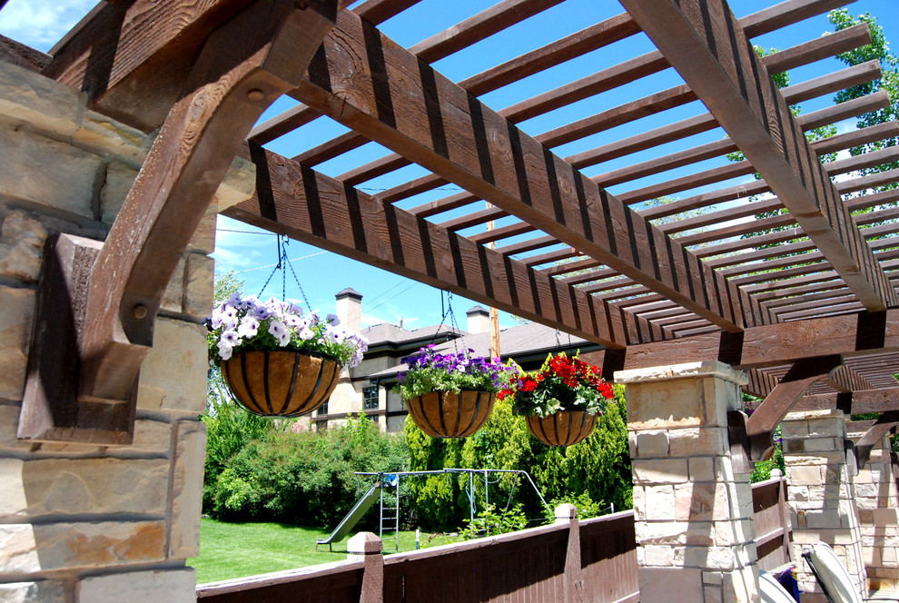 Foto di un patio o portico tradizionale con una pergola