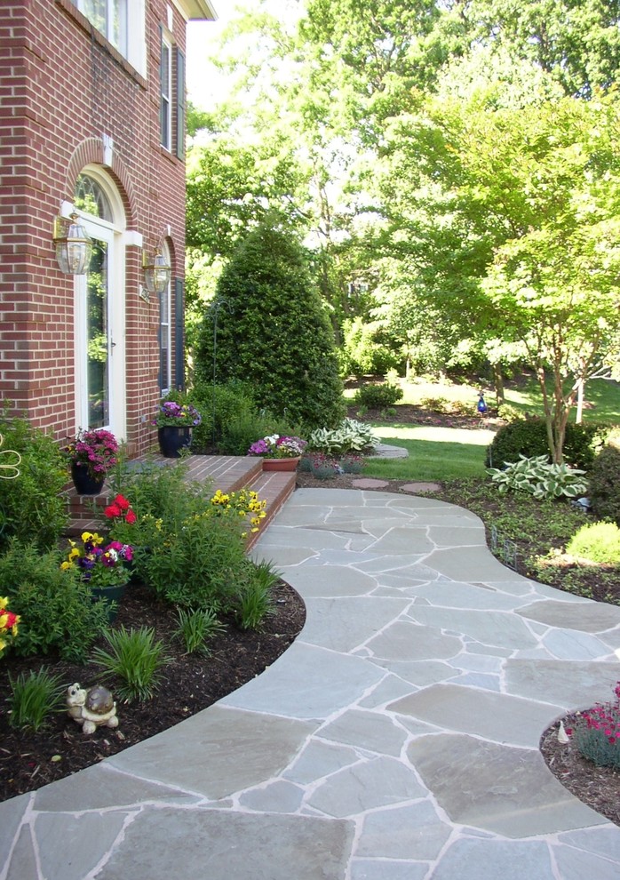 Esempio di un piccolo patio o portico chic davanti casa con pavimentazioni in pietra naturale e nessuna copertura