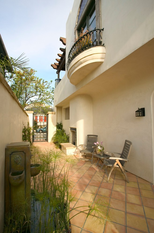 Источник вдохновения для домашнего уюта: маленький двор в средиземноморском стиле для на участке и в саду
