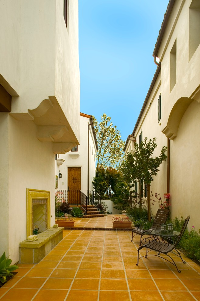 サンタバーバラにある小さな地中海スタイルのおしゃれなテラス・中庭の写真
