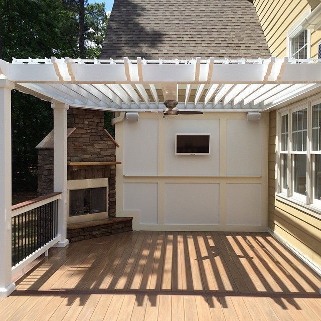 Idee per un piccolo patio o portico american style dietro casa con pedane e una pergola