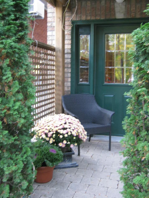 Elegant patio photo in Toronto