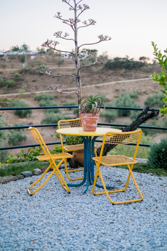 Modelo de patio mediterráneo pequeño sin cubierta en patio trasero con gravilla