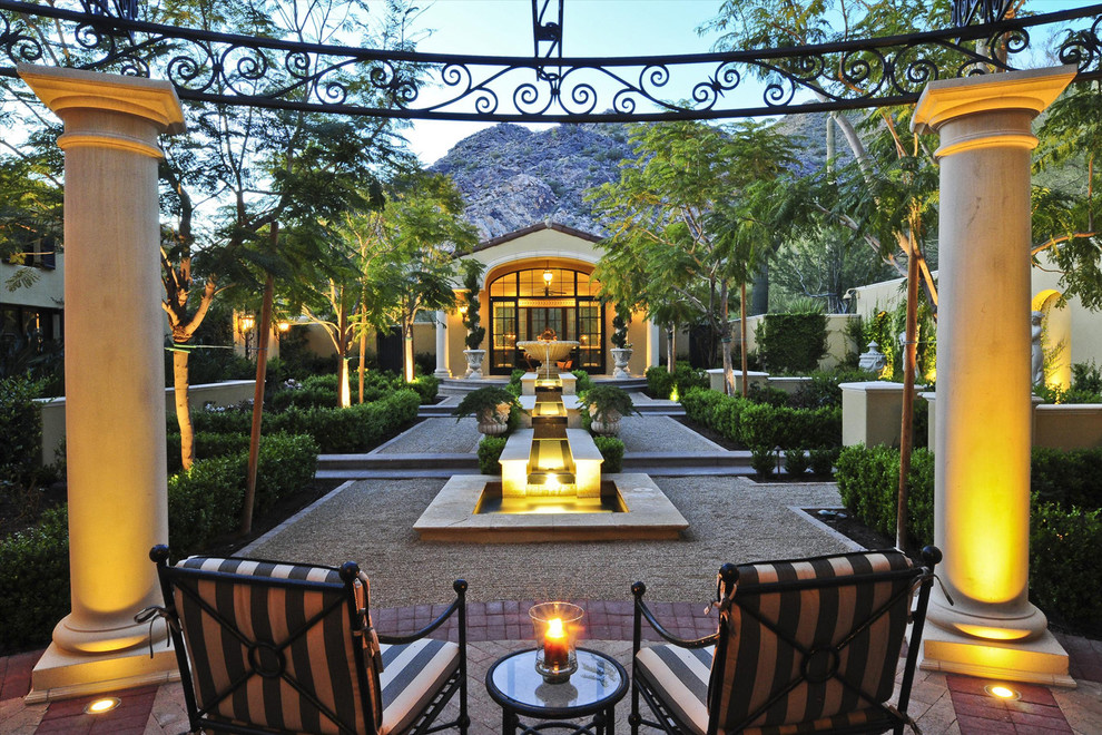 На фото: большой двор на внутреннем дворе в классическом стиле с фонтаном и мощением клинкерной брусчаткой без защиты от солнца