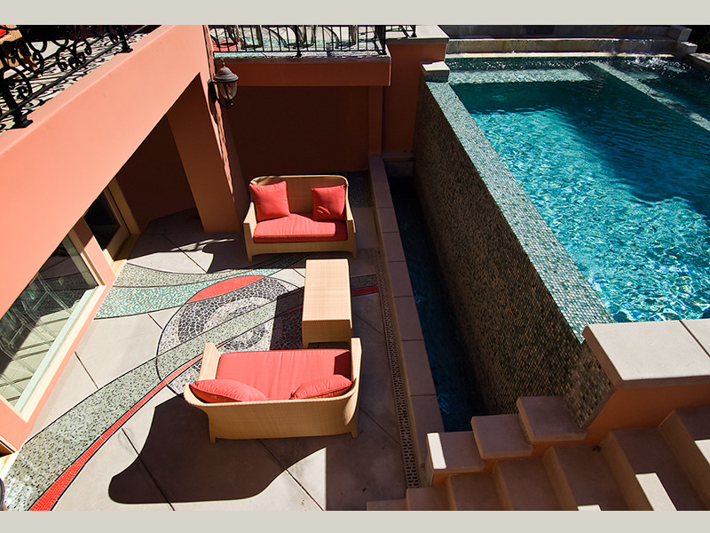 Mittelgroßer, Gefliester Mediterraner Patio hinter dem Haus mit Wasserspiel in Los Angeles