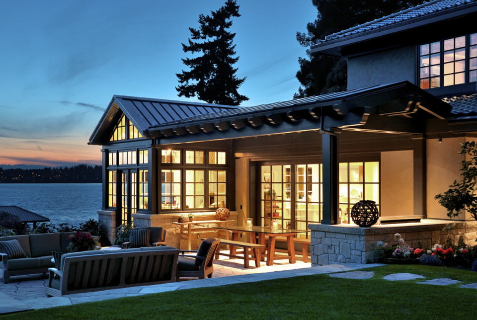 Diseño de patio clásico extra grande en patio lateral y anexo de casas con brasero y adoquines de piedra natural