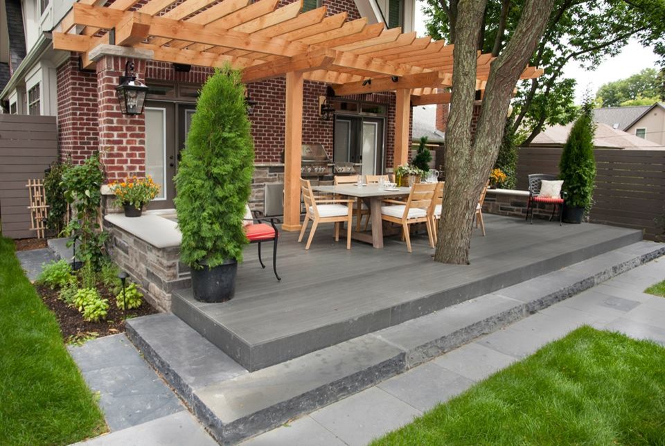 Cette image montre une terrasse en bois arrière design avec une cuisine d'été et une pergola.