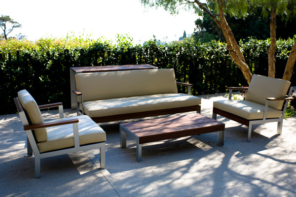 Example of a mid-sized minimalist courtyard concrete patio design in Los Angeles with no cover