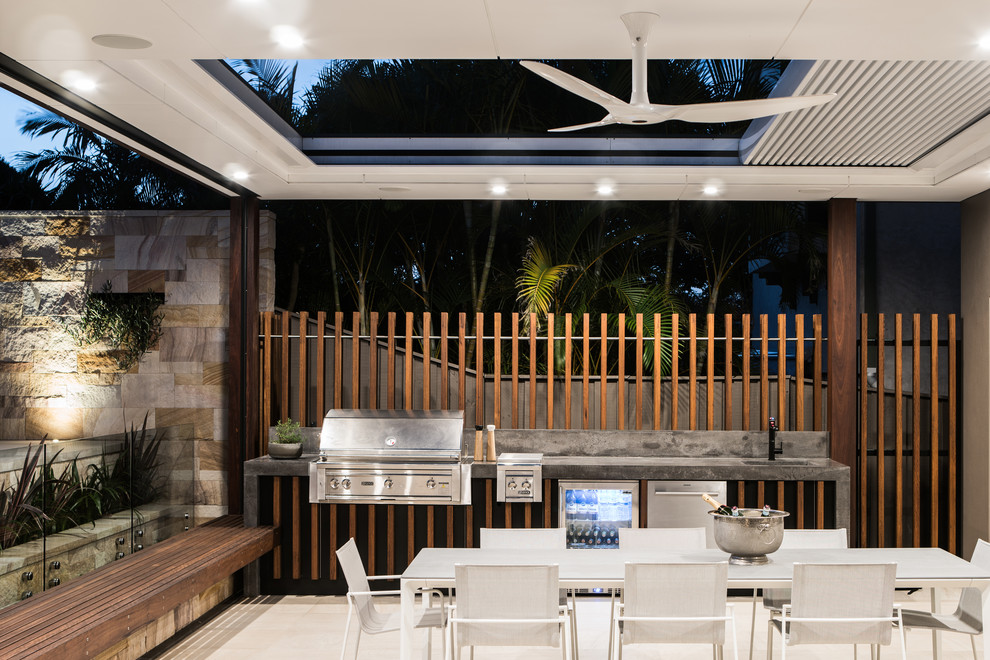 Moderner Patio hinter dem Haus mit Outdoor-Küche in Sydney