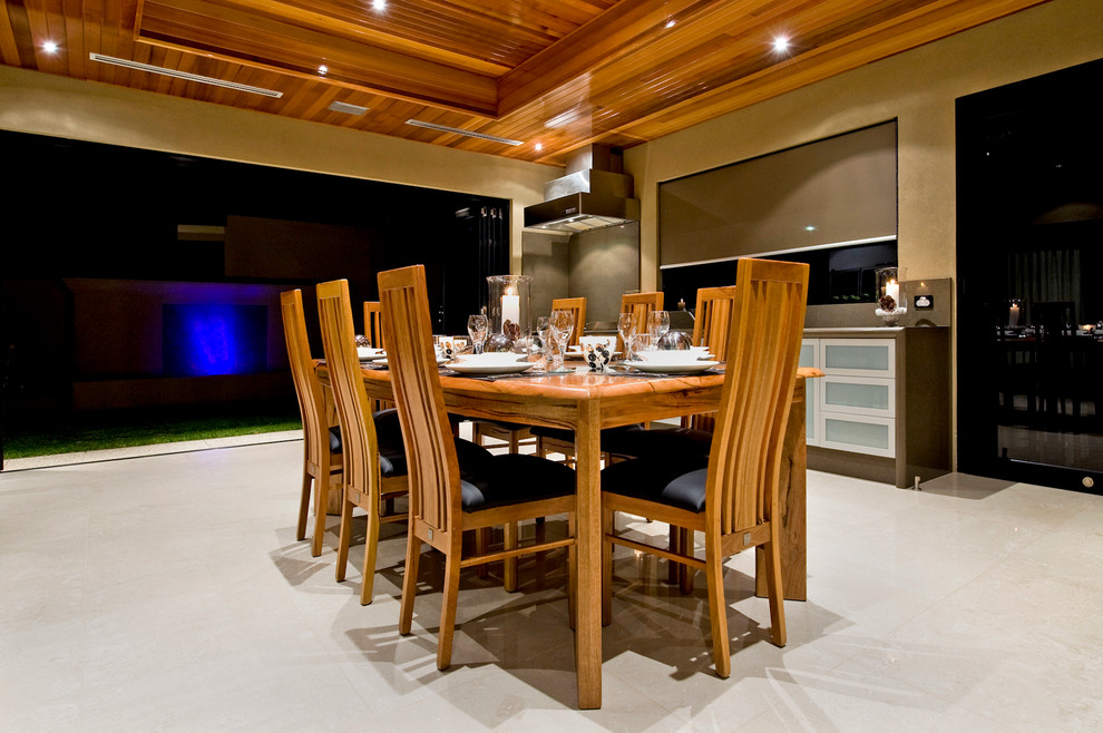 Großer, Überdachter Moderner Patio hinter dem Haus mit Outdoor-Küche und Natursteinplatten in Perth