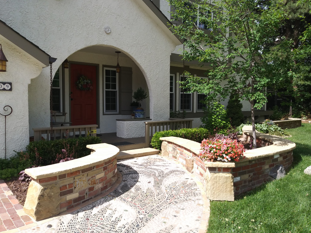 Modelo de patio pequeño sin cubierta en patio delantero con adoquines de piedra natural